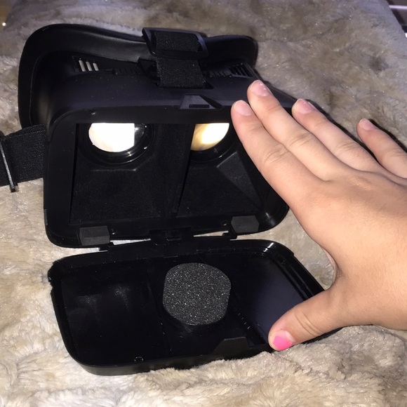 Rue Tech Virtual Reality Headset (for smartphone) - Picture 2 of 5